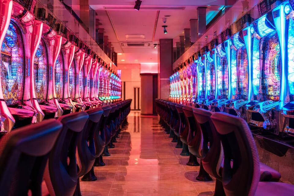 Korytarz między automatami pachinko w sali stacjonarnej